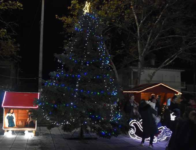 Φωτογραφία Φωταγωγήθηκε το Χριστουγεννιάτικο Δέντρο στην Ειρηνούπολη